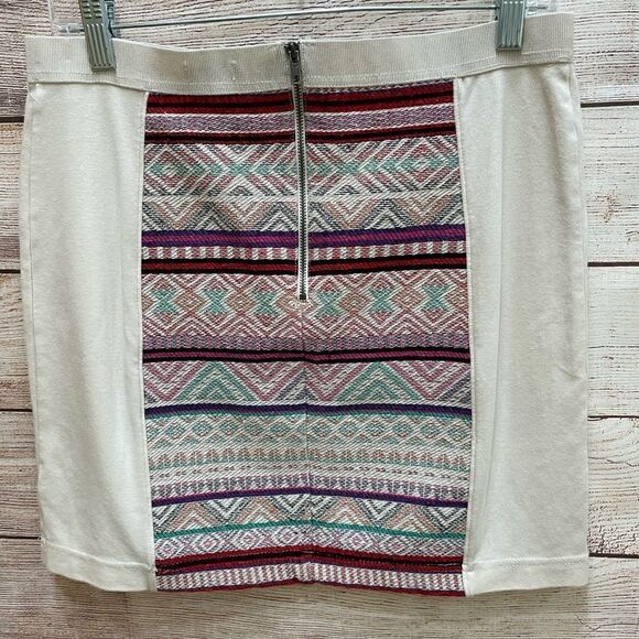 NEW WITHOUT TAGS AMERICAN EAGLE KNIT MINI SKIRT WITH AZTEC FRONT AND BACK - Picture 4 of 4